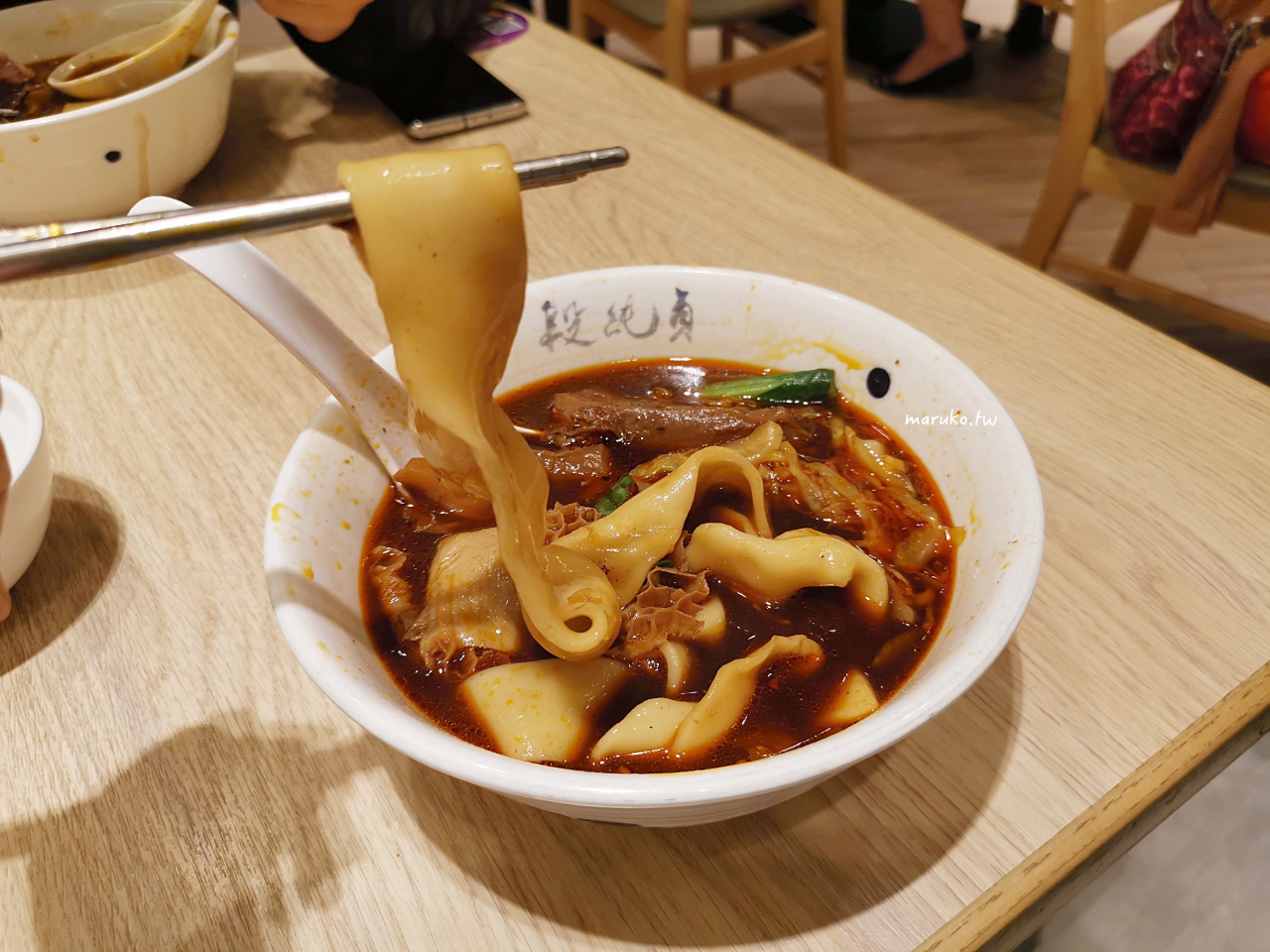 【台北】段純貞牛肉麵 23香獨門湯底，牛三寶手工麵實在又夠味！ @Maruko與美食有個約會