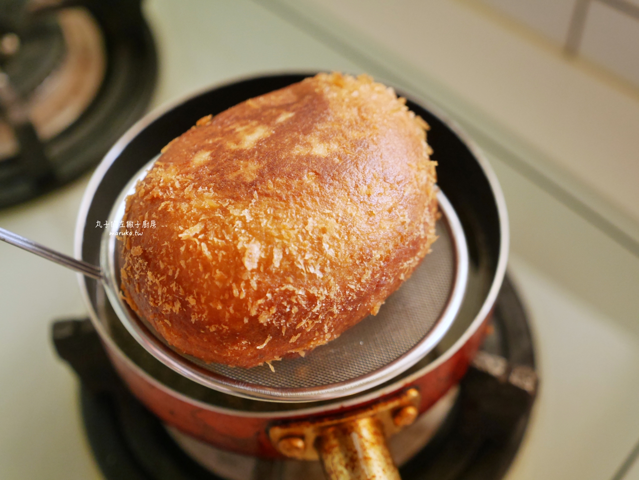 【食譜】咖哩麵包 免揉免發酵麵團 二樣食材做日式咖哩麵包 @Maruko與美食有個約會