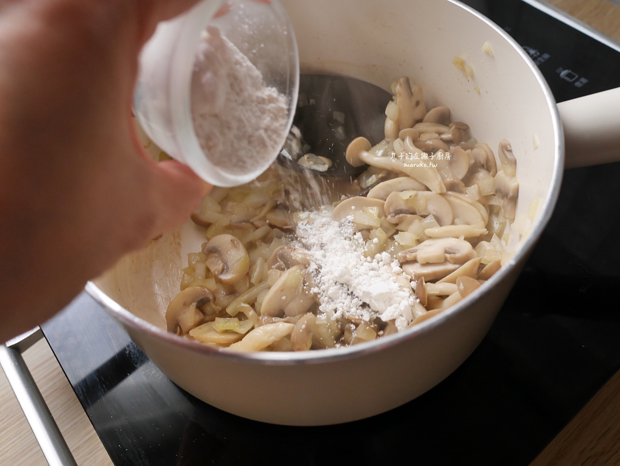 【食譜】蘑菇馬鈴薯濃湯 免燉煮做法，10分鐘快速上菜！ @Maruko與美食有個約會