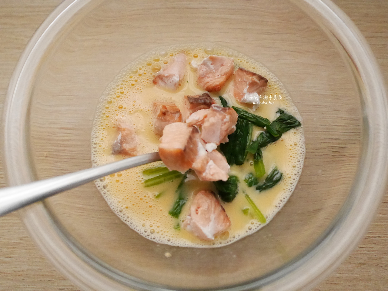 【食譜】鮭魚菠菜鹹派 利用市售冷凍起酥片就能做派皮的簡單料理 @Maruko與美食有個約會