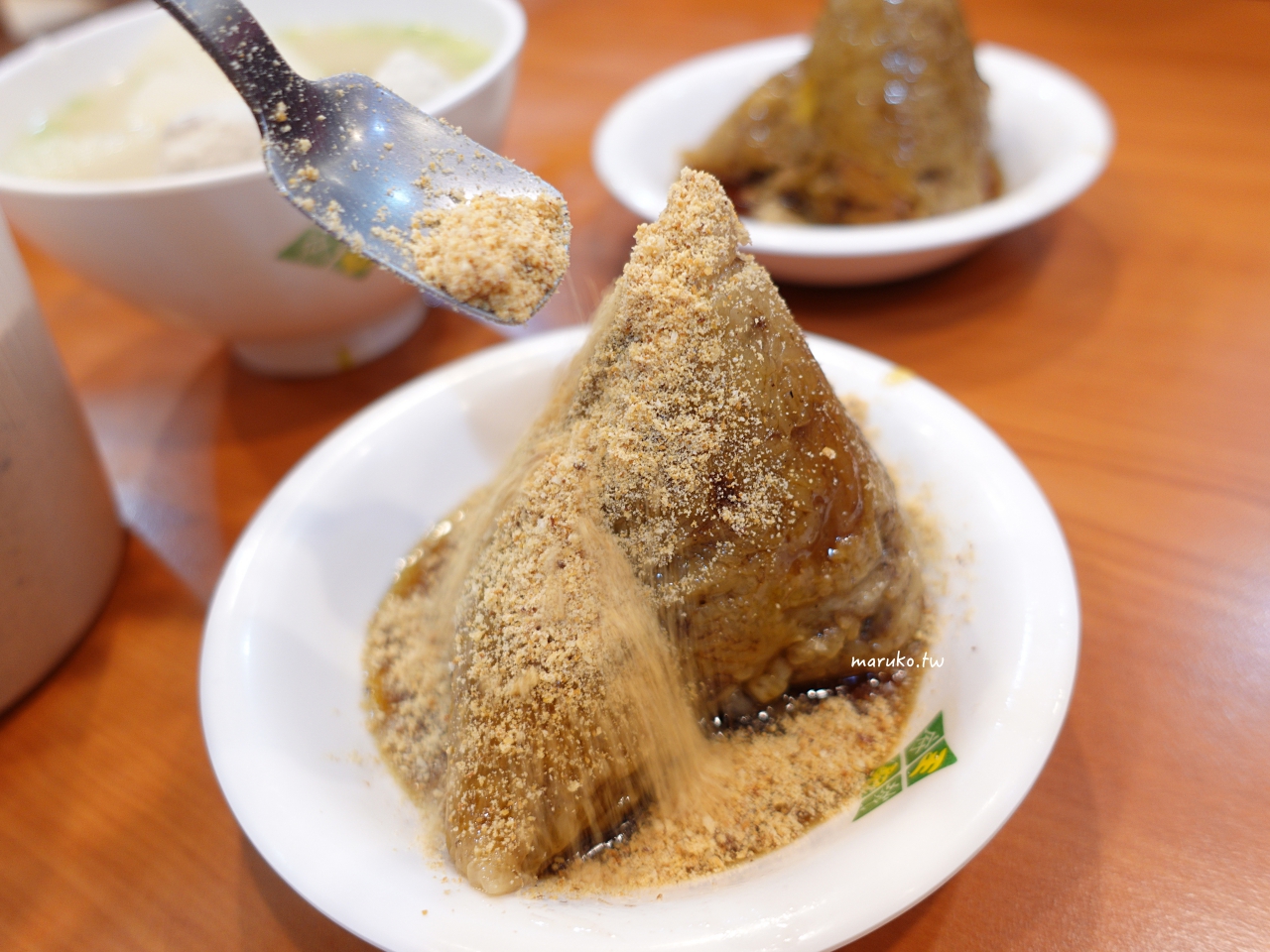 【台北】王記府城肉粽 最懂南部人的家鄉肉粽，花生粉、蘿蔔湯，免費加湯到飽！ @Maruko與美食有個約會