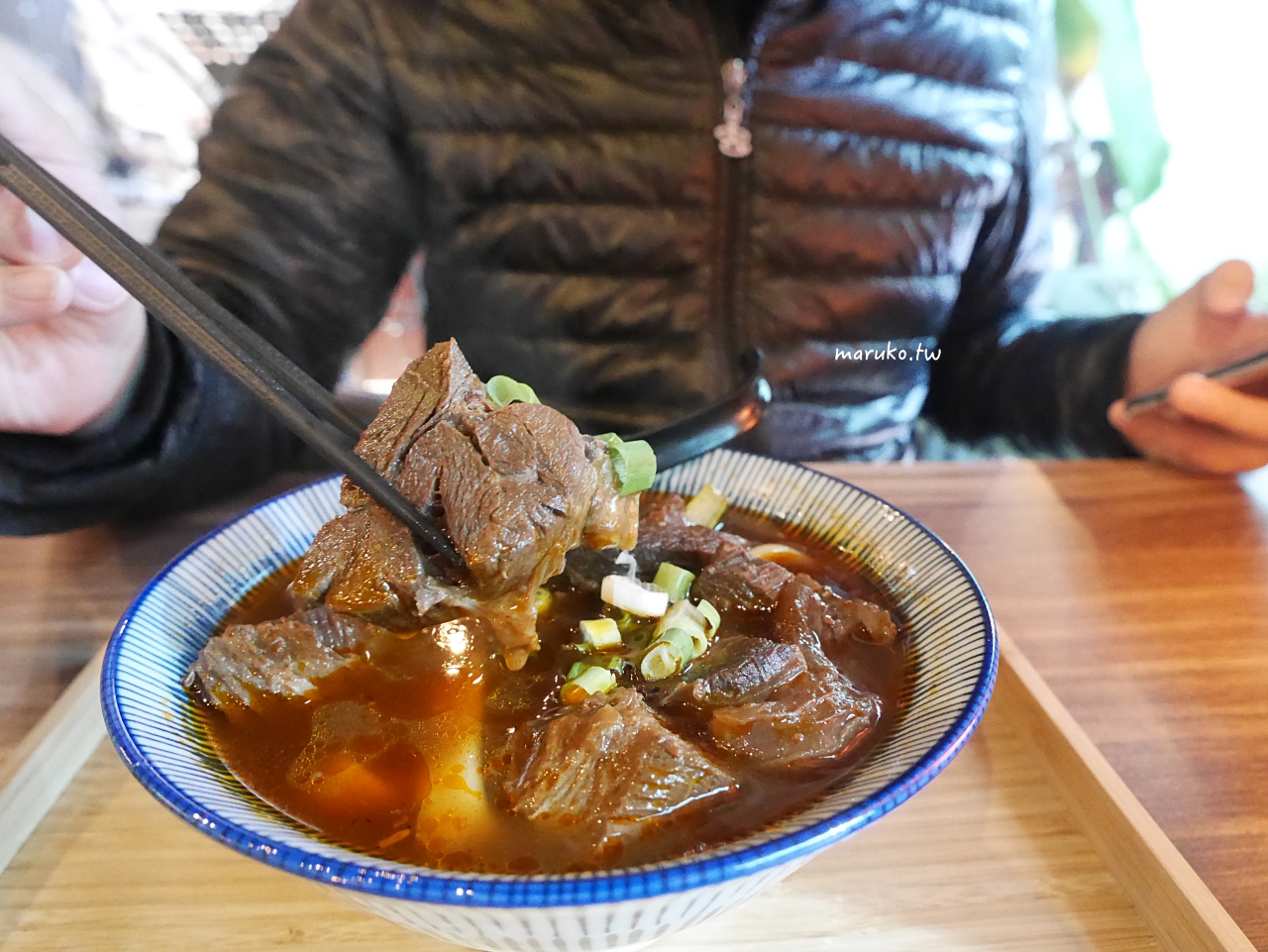 【台北】老同安小酒館 隱藏微微辣川味牛肉麵,美味的滷肉飯中午來只要20元 @Maruko與美食有個約會