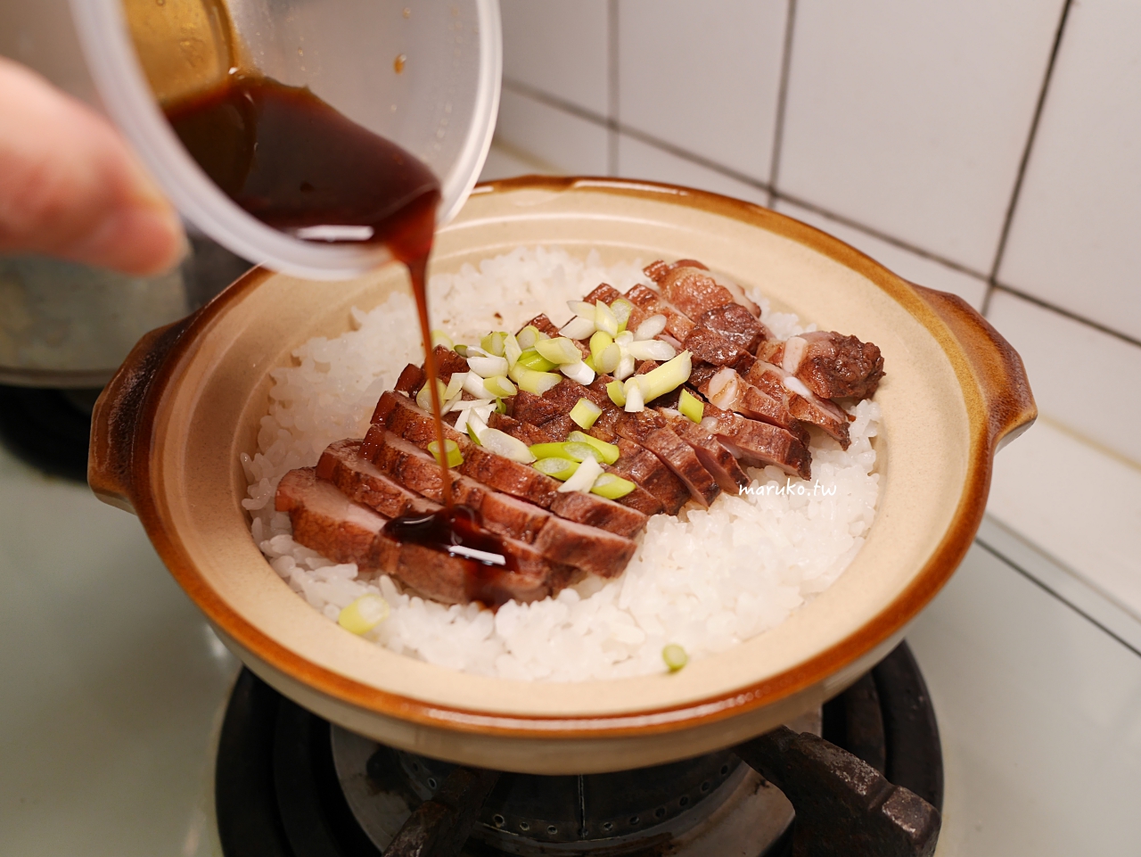 【食譜】煲仔飯 經典香港美食，簡單家庭版醬汁與鍋粑做法 @Maruko與美食有個約會