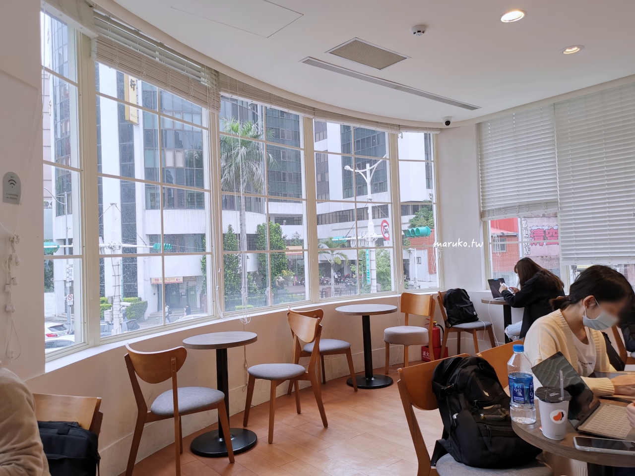 【台北】路易莎咖啡 簡約純白、建成圓環前最美的老宅咖啡，不限時！ @Maruko與美食有個約會