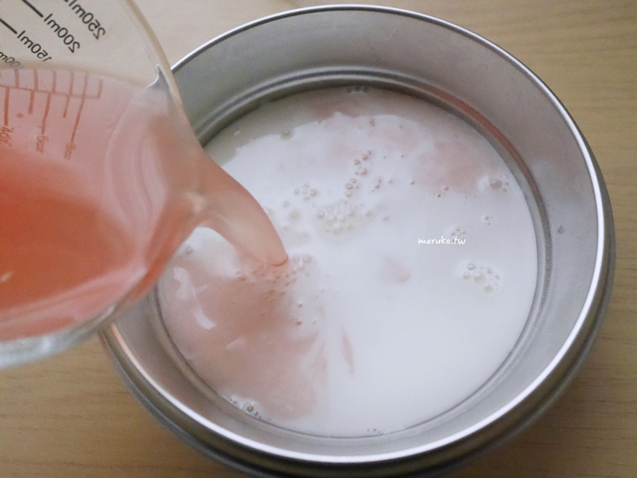 【食譜】葡萄柚乳酸冰沙 不用刨冰機的水果冰沙做法，可爾必思乳酸菌飲運用！ @Maruko與美食有個約會