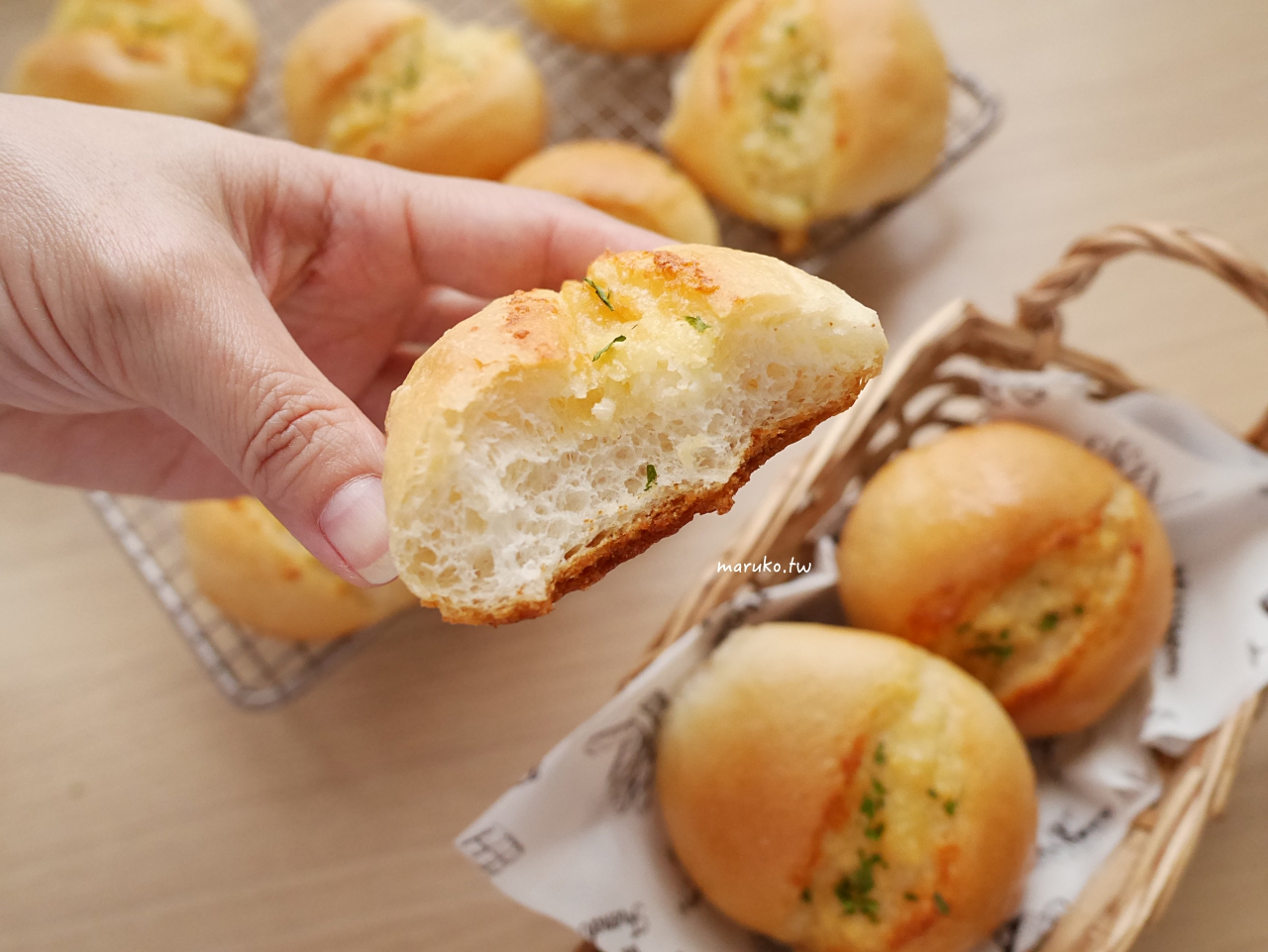 【食譜】帕瑪森起司香蒜麵包 迷你版一個剛剛好，烤箱食譜分享！ @Maruko與美食有個約會