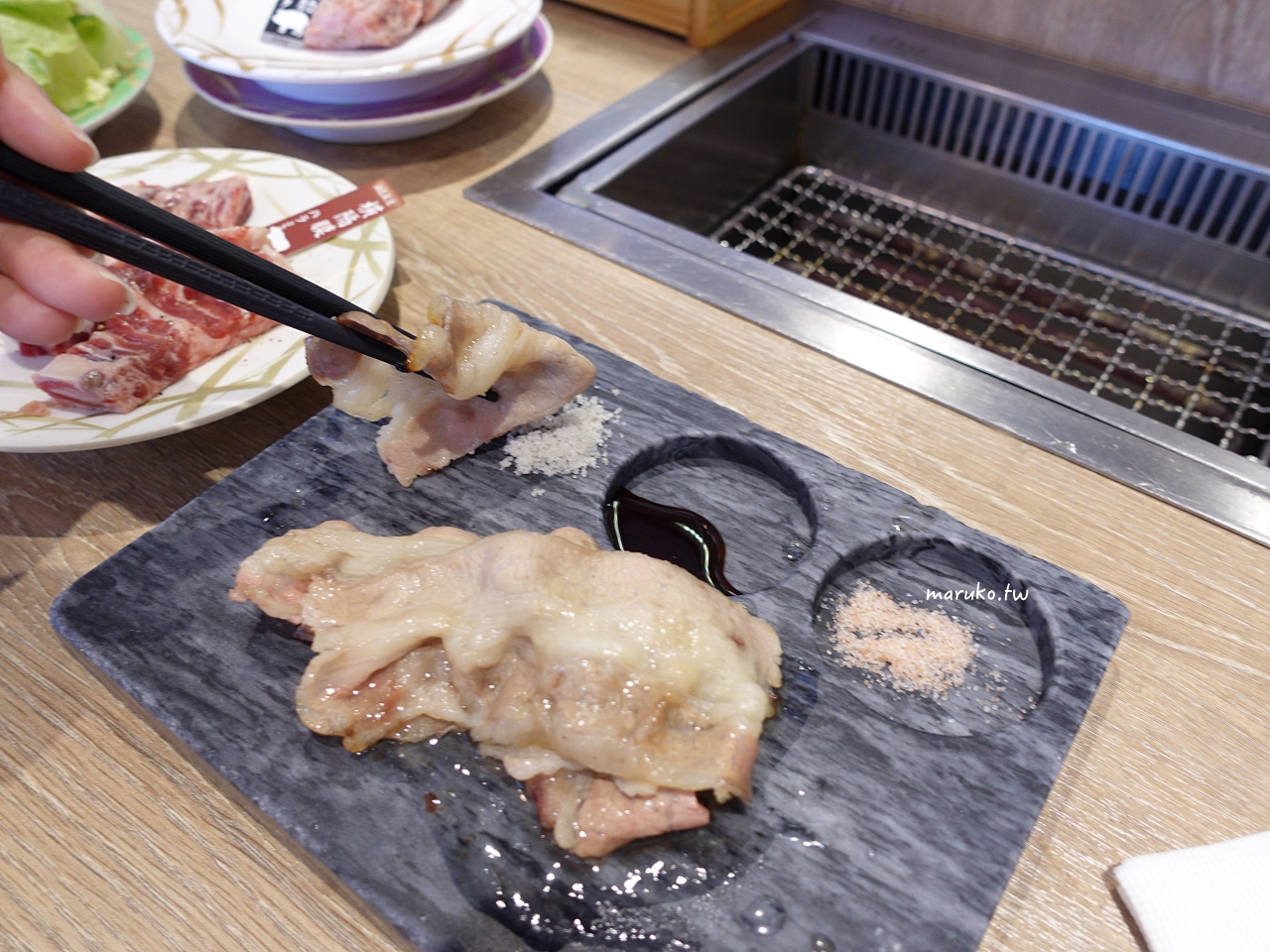 【台北】油花迴轉吧！燒肉 首家迴轉燒肉，一個人就能開吃！ @Maruko與美食有個約會