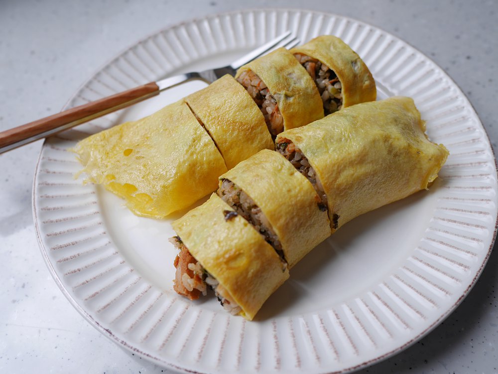 鮪魚雞蛋飯捲免工具，把韓式飯捲包起來吃，平底鍋做法分享！