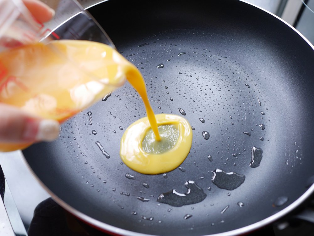 鮪魚雞蛋飯捲免工具，把韓式飯捲包起來吃，平底鍋做法分享！ @Maruko與美食有個約會