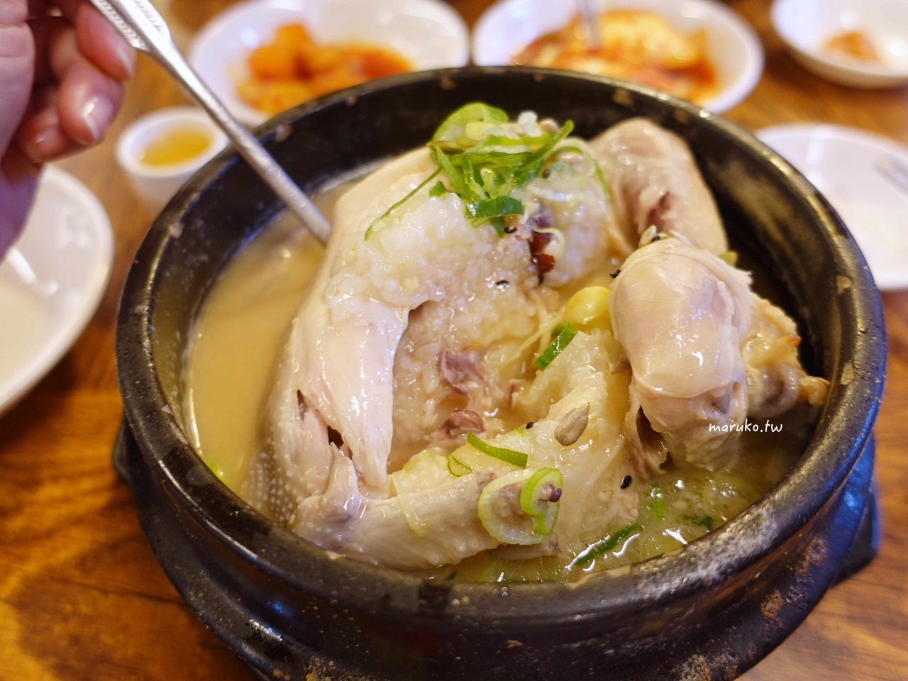 【首爾美食】土俗村蔘雞湯 40年老店，景福宮旁最道地的美食在地人也愛吃！ @Maruko與美食有個約會