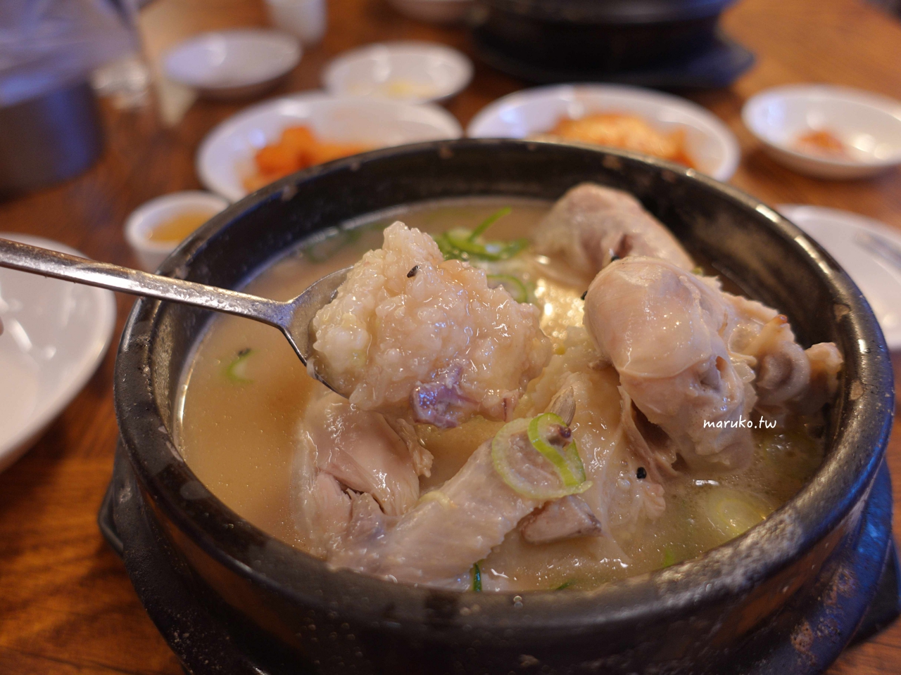 【首爾美食】土俗村蔘雞湯 40年老店，景福宮旁最道地的美食在地人也愛吃！ @Maruko與美食有個約會