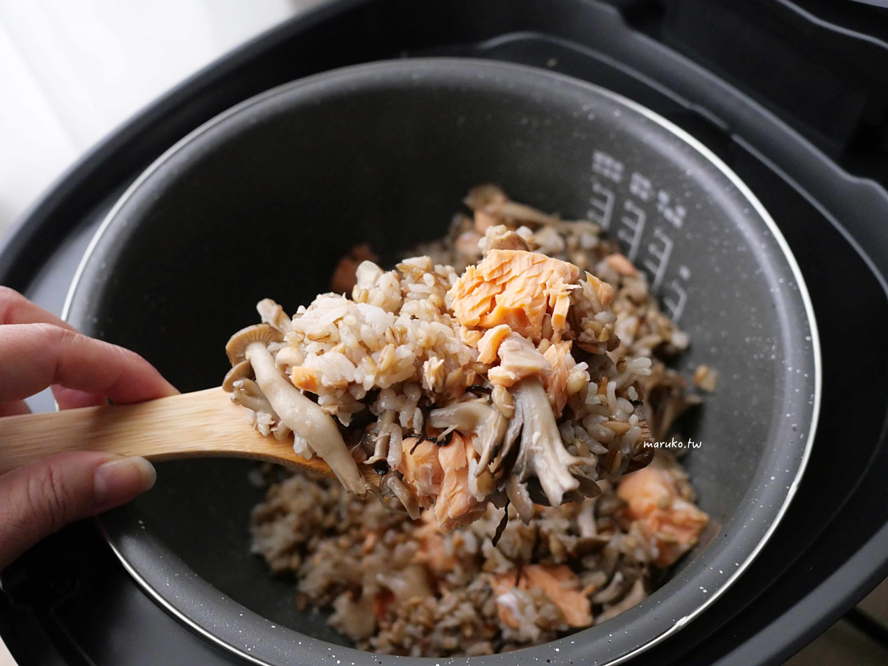 【電子鍋食譜】奶油鮭魚野菇炊飯 日式炊飯電子鍋料理一鍵搞定！