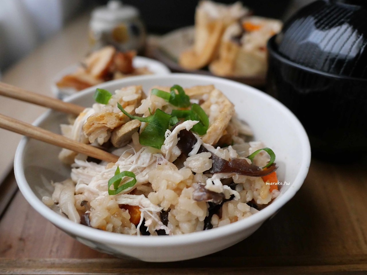 【電子鍋食譜】五目炊飯 一鍋三菜醬香的日式炊飯，米飯料理簡單上桌！ @Maruko與美食有個約會