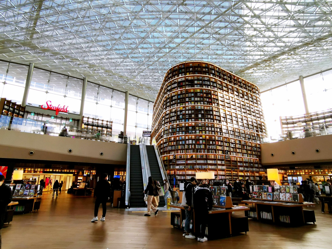 【首爾】COEX 星空圖書館 首爾最美的圖書館，江南區必訪免費人氣景點！ @Maruko與美食有個約會
