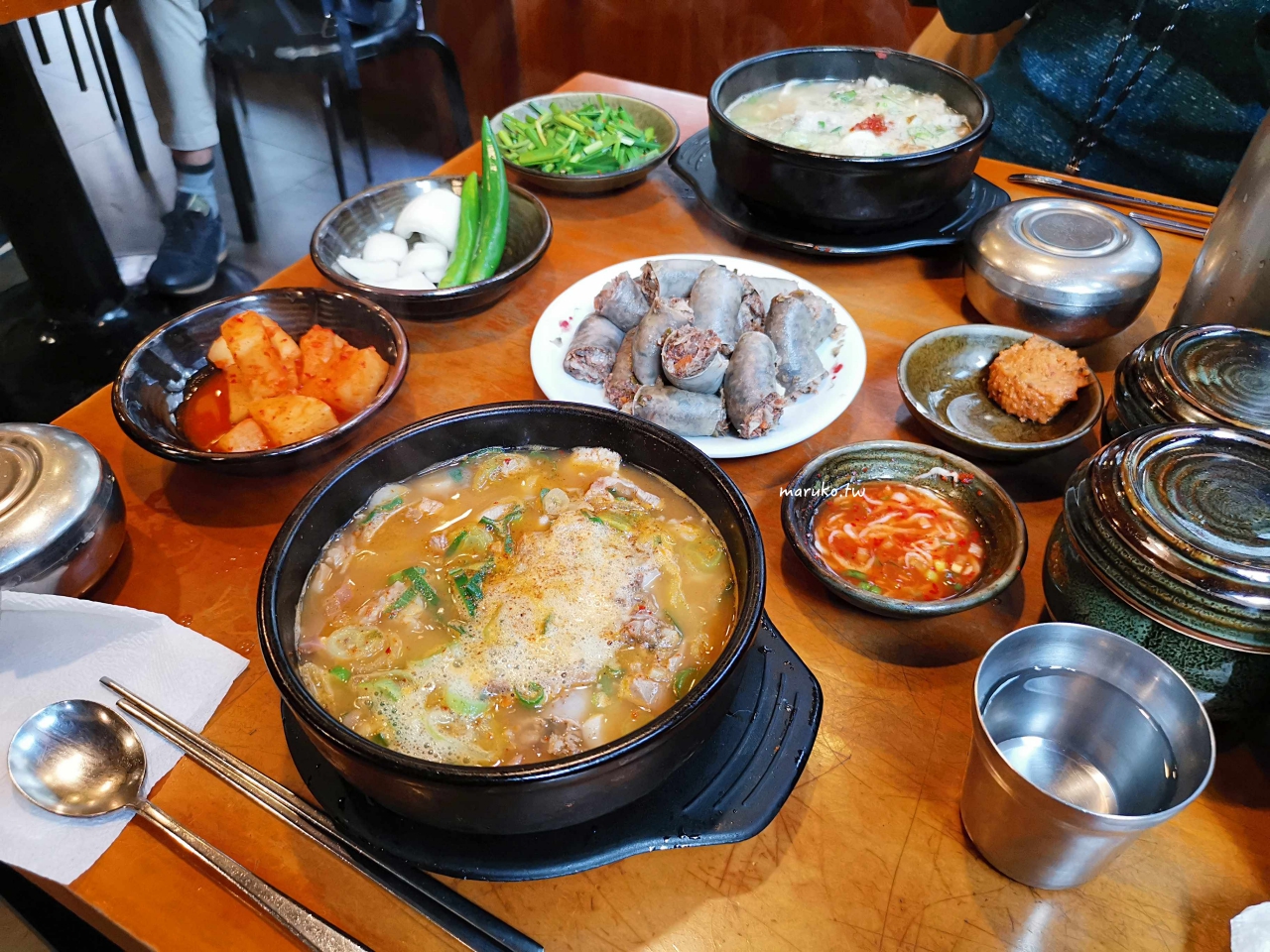 【首爾】農民白岩血腸湯 ( 농민백암순대 ) 在地人氣餐廳，一個人也可以吃的湯飯！ @Maruko與美食有個約會