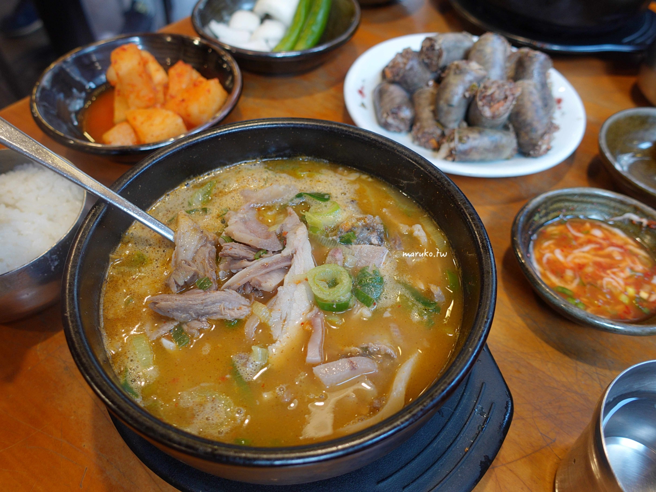 【首爾】農民白岩血腸湯 ( 농민백암순대 ) 在地人氣餐廳，一個人也可以吃的湯飯！ @Maruko與美食有個約會