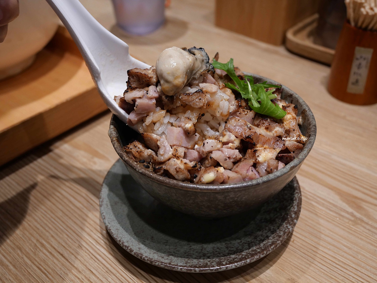 【台北】二屋牡蠣拉麵專門店 鹽味濃厚牡蠣拉麵，可無限加麵吃到飽！ @Maruko與美食有個約會