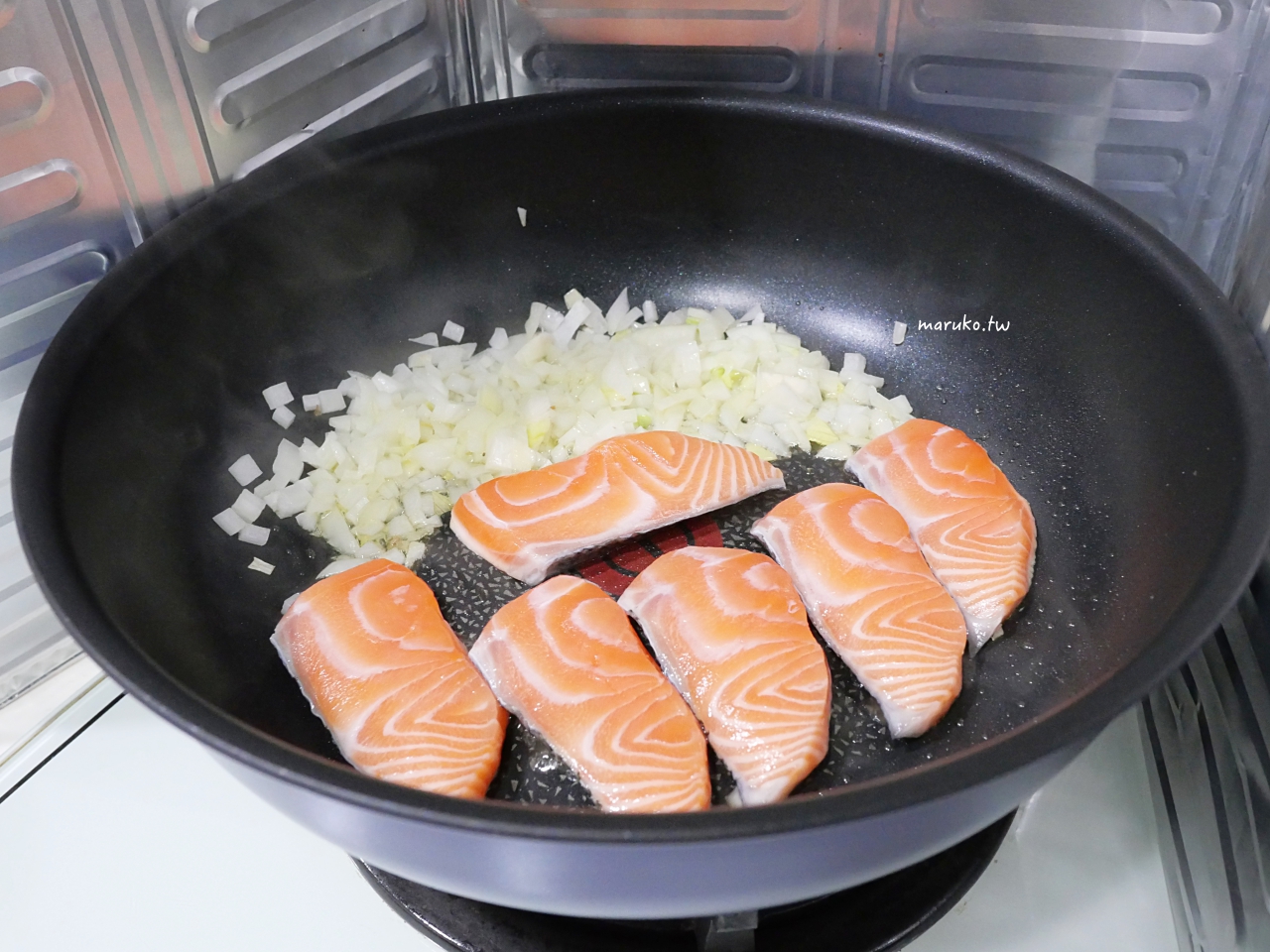 【食譜】和風白醬鮭魚拌烏龍麵 三樣調味料就能搞定簡單日本風味白醬！ @Maruko與美食有個約會