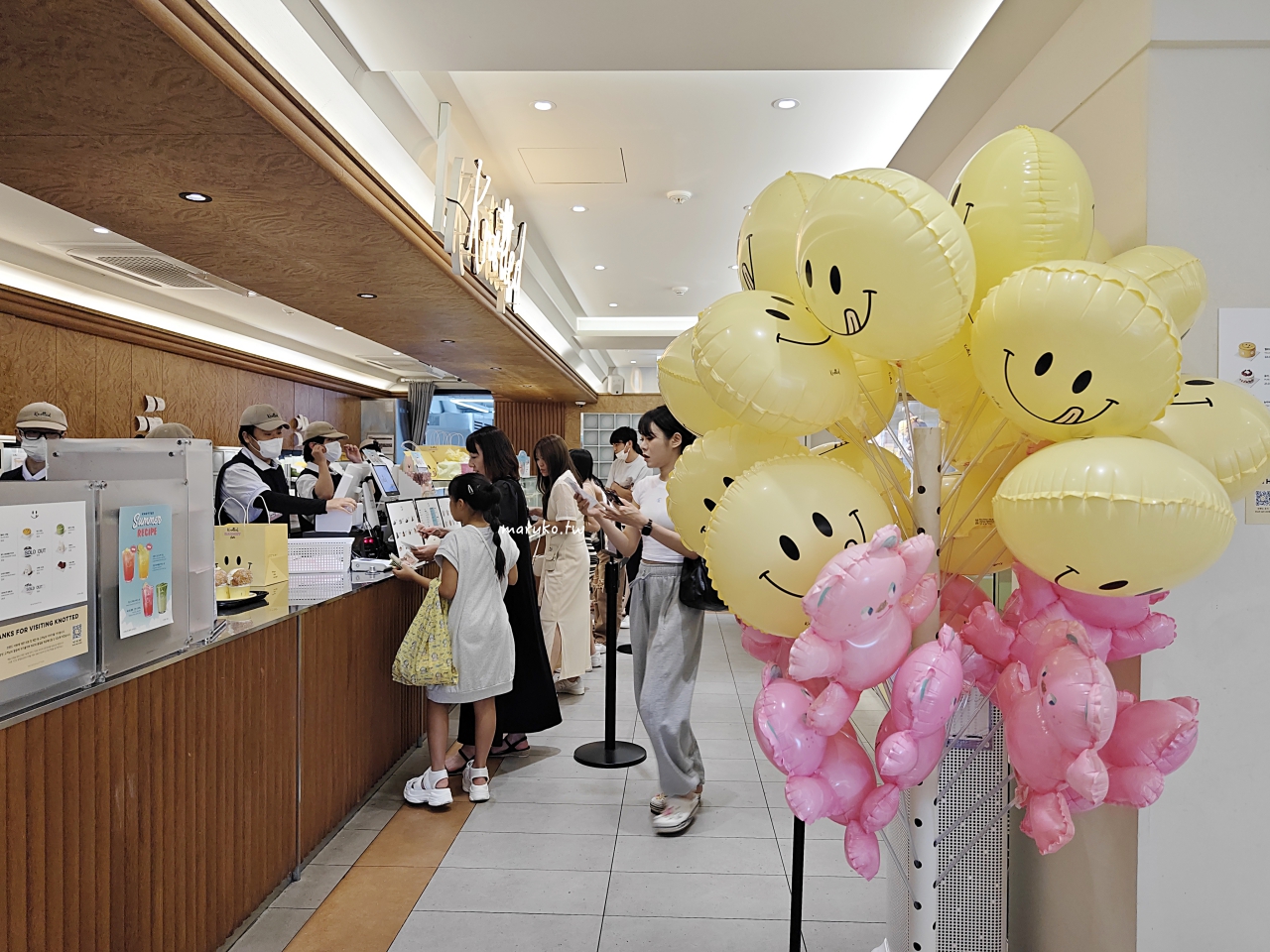 【首爾】KAKAO FRIENDS X Knotted 甜甜圈咖啡廳超萌登場，就在江南旗艦店3樓！ @Maruko與美食有個約會