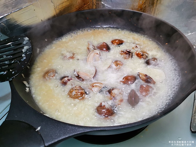 【食譜】白酒蛤蜊義大利麵 不用高湯的清炒海鮮義大利麵做法 @Maruko與美食有個約會