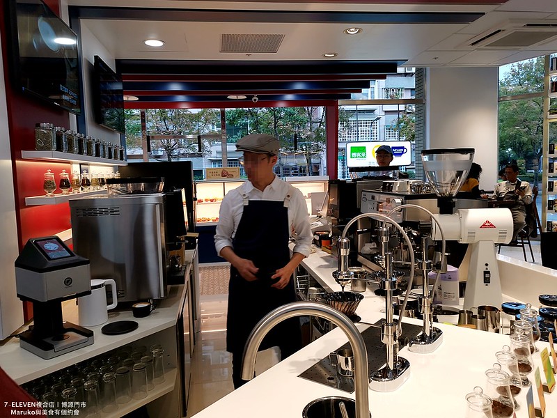 【7-ELEVEN便利商店】全台首家不打烊複合式書店｜便利商店咖啡館喝一杯屬於自己的拉花咖啡(台大公館商圈) @Maruko與美食有個約會
