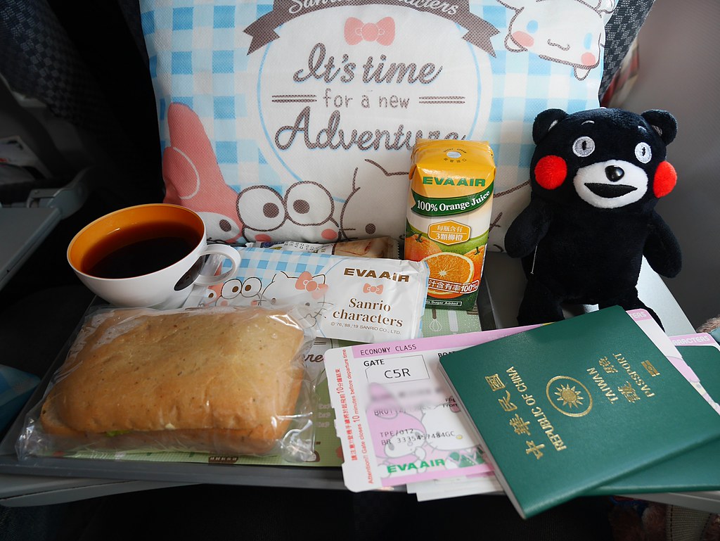 【沖繩旅遊】長榮航空hello kitty彩繪友誼機｜短程飛行飛機餐從裡到外可愛爆表