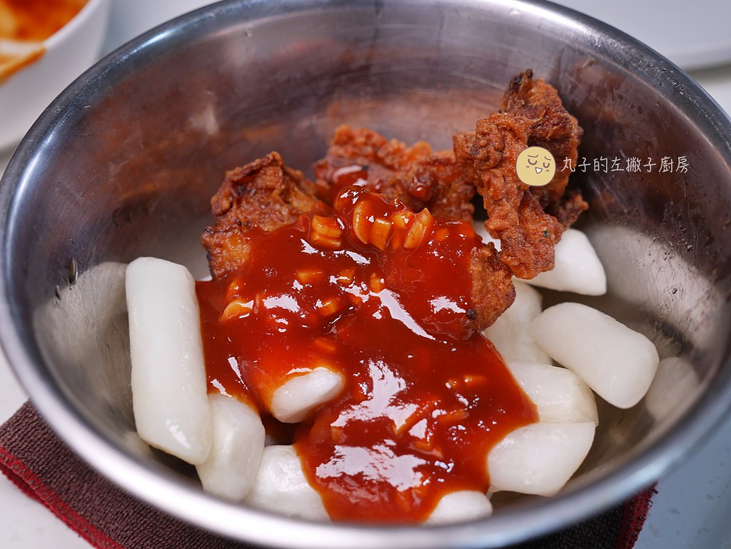 【氣炸鍋食譜】韓式辣醬年糕炸雞｜吃不完的炸雞也能變身美味的韓式料理 @Maruko與美食有個約會