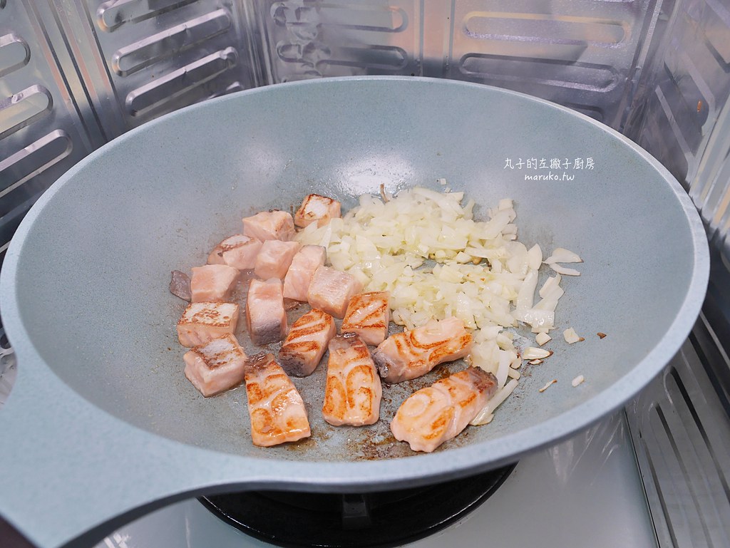 【食譜】白醬蘆筍鮭魚筆管義大利麵｜用市售白醬料理塊就能簡單做義大利麵的方法 @Maruko與美食有個約會