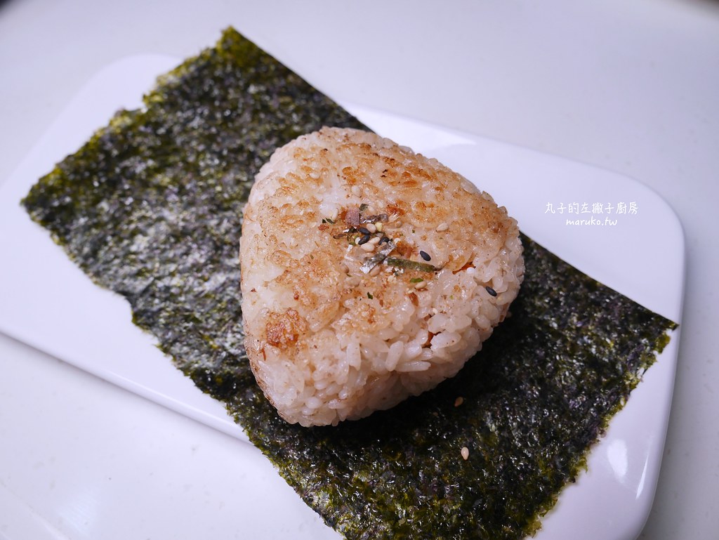【食譜】鮭魚烤飯糰｜居酒屋的烤飯糰變身茶泡飯 平底鍋食譜 @Maruko與美食有個約會